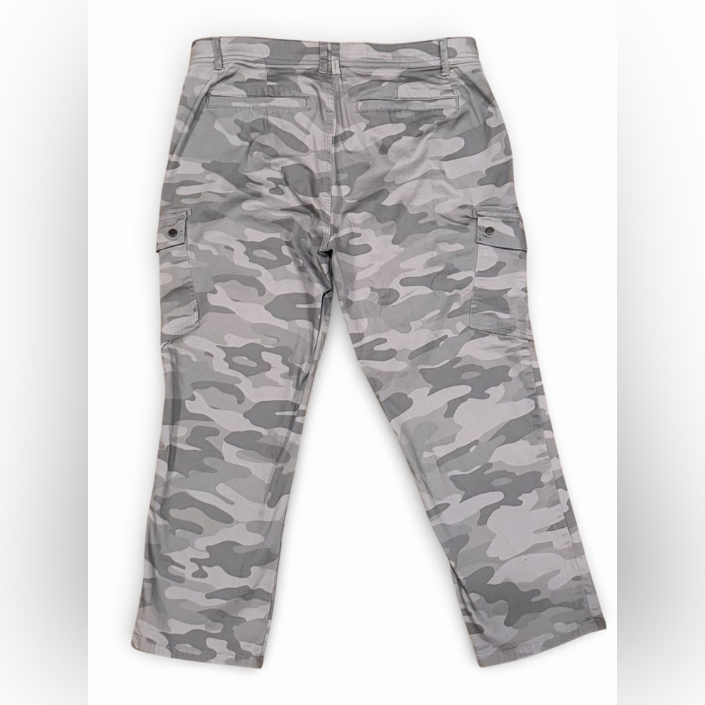 Democracy Gray Camo Cropped Cargo Pants - Picture 2 of 8